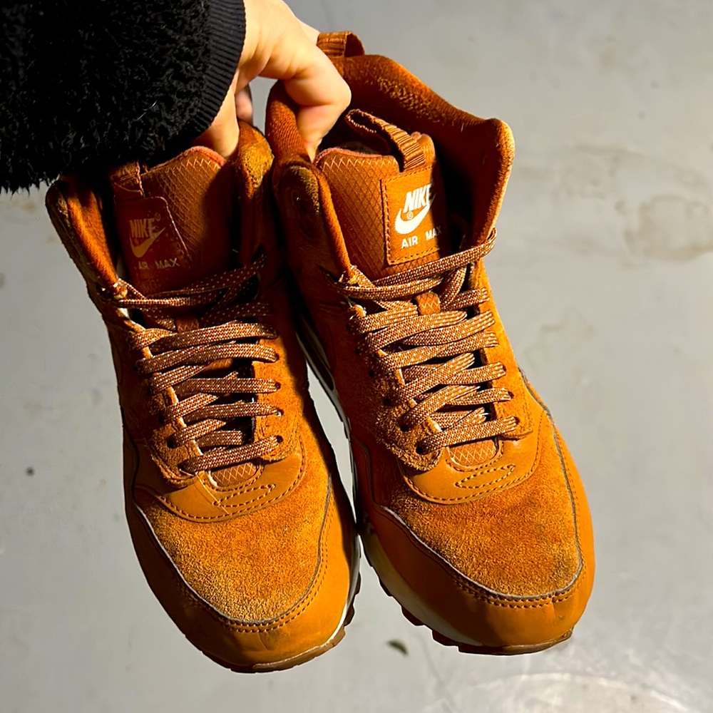Nike sneaker boot (women’s size 8)